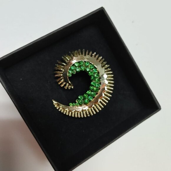 Vintage Emerald Green Rhinestone Glass Gold Tone Brooch Aztec 2" - Picture 1 of 5